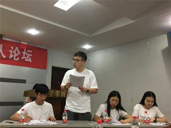 辩论现场:公司四位代表.jpg